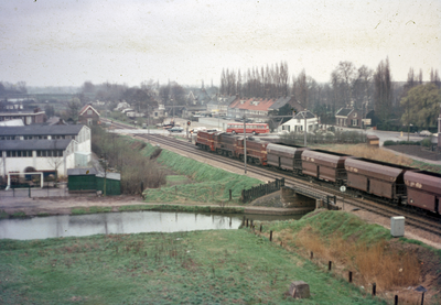 830666 Gezicht op de Oosterspoorweg te Utrecht, vanaf de studentenflat aan de Ina Boudier-Bakkerlaan, uit het noorden, ...